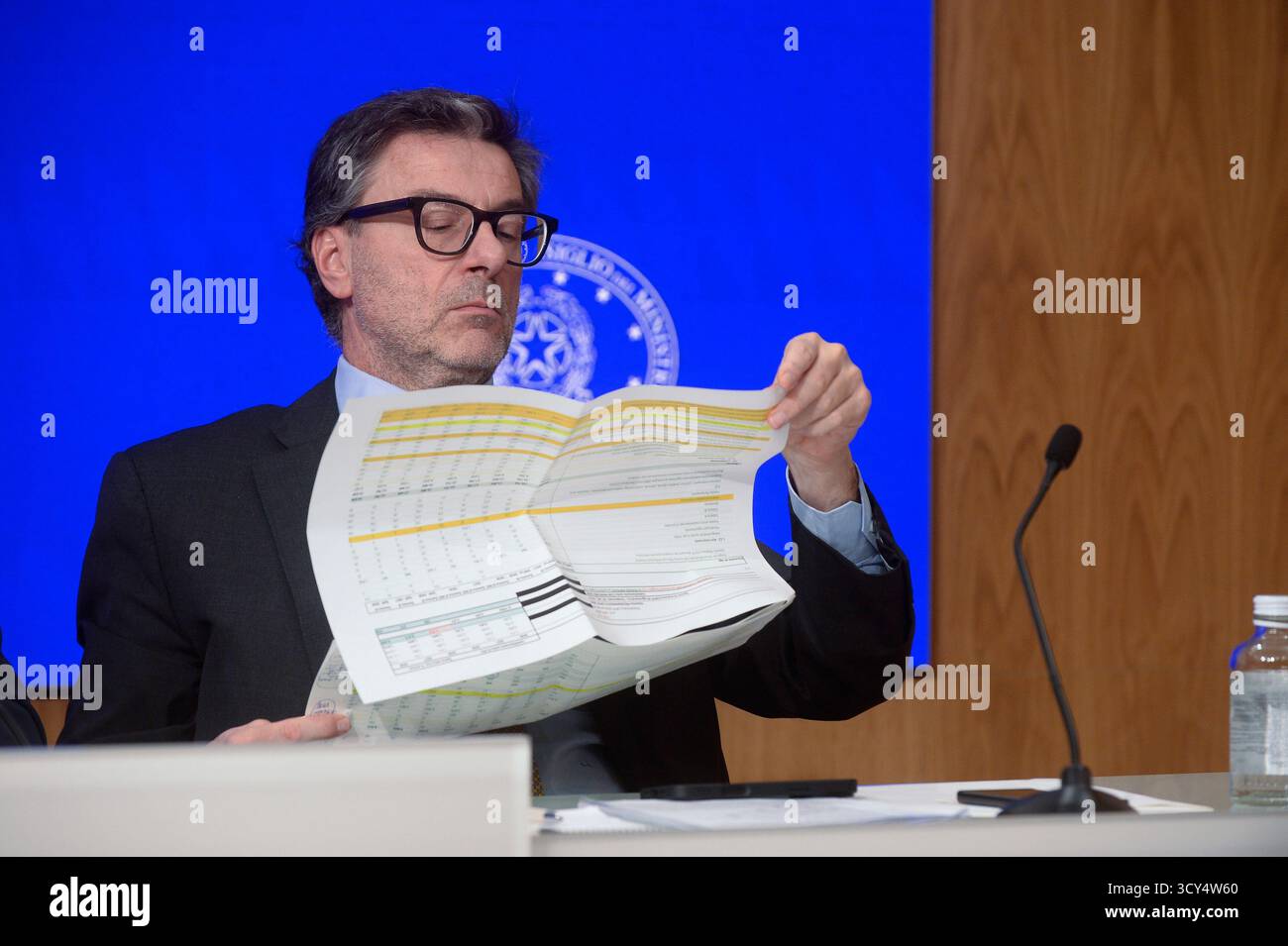 Italie, Rome, 17 octobre 2025 : Palais de Chigi, conférence de presse, à l'issue du Conseil des ministres, sur la loi économique du gouvernement. En photo Giancarlo Giorgetti, ministre de l'économie photo © Stefano Carofei/Sintesi/Alamy Live News Banque D'Images