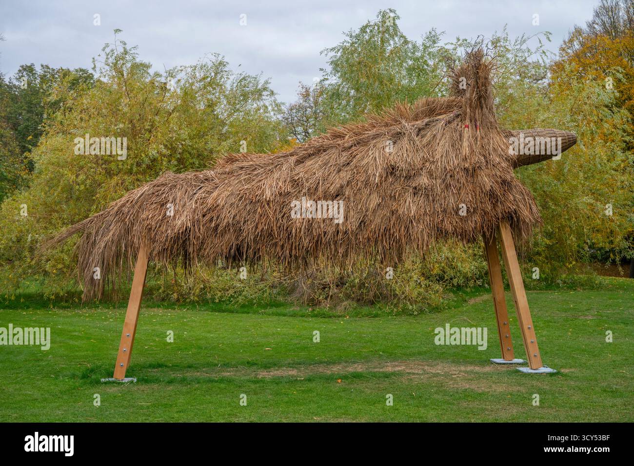 The Regent’s Park, Londres, Royaume-Uni. 16 octobre 2025. Frieze sculpture 2025 réinvente l’ombre comme espace créatif et génératif. L'exposition, au milieu du feuillage automnal, est organisée par le conservateur et écrivain indépendant Fatos Ustek et présentée par des galeries distinguées. Le sentier de sculpture suit un itinéraire de Frieze à Frieze Masters. Image : Assemble, Fibredog, 2025, présenté par plinth soutenu par Unifor. Une figure folklorique faite d'arbres attachés ensemble, de bois et de chaume. Banque D'Images