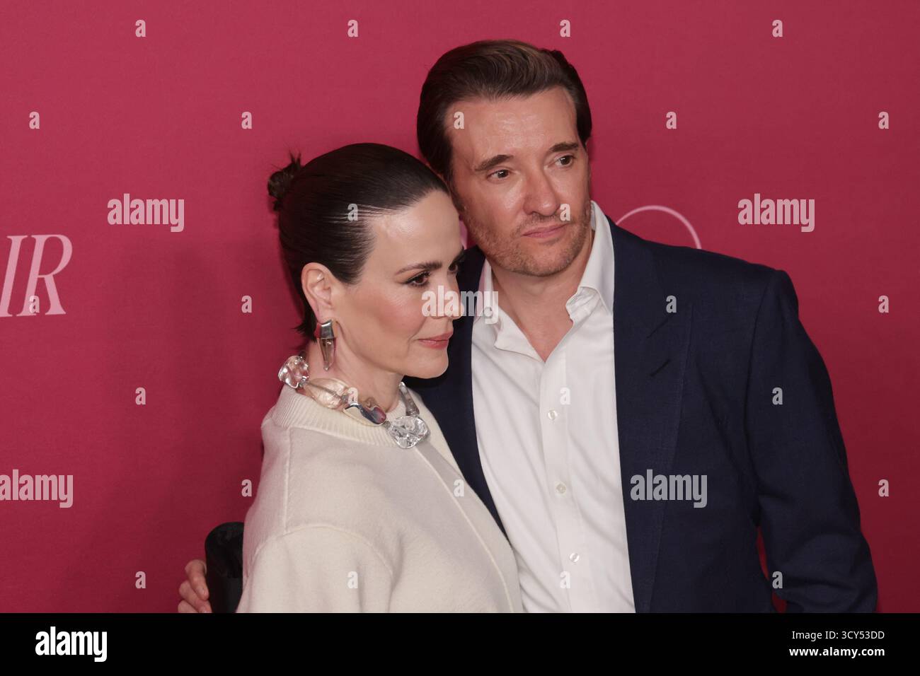 Los Angeles, États-Unis. 17 octobre 2025. Sarah Paulson et Jason Butler Harner assistent à la première mondiale de « All's Fair » de Hulu au DGA Theater le 16 octobre 2025 à Los Angeles, Californie. Photo : Crash/imageSPACE crédit : Imagespace/Alamy Live News Banque D'Images