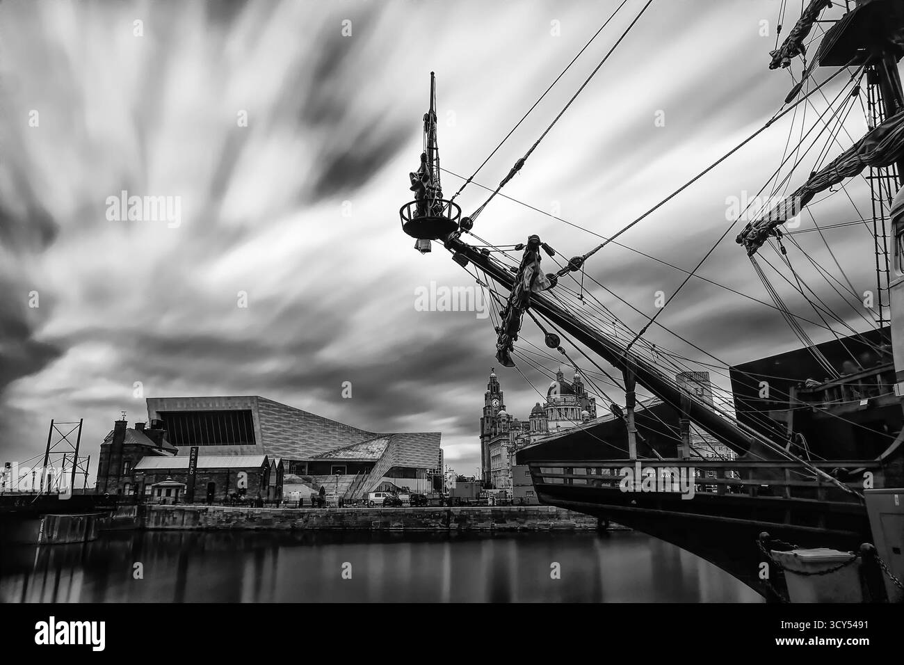 Une image dramatique en noir et blanc longue exposition du Galeon Andalucía amarré à Liverpool. Banque D'Images