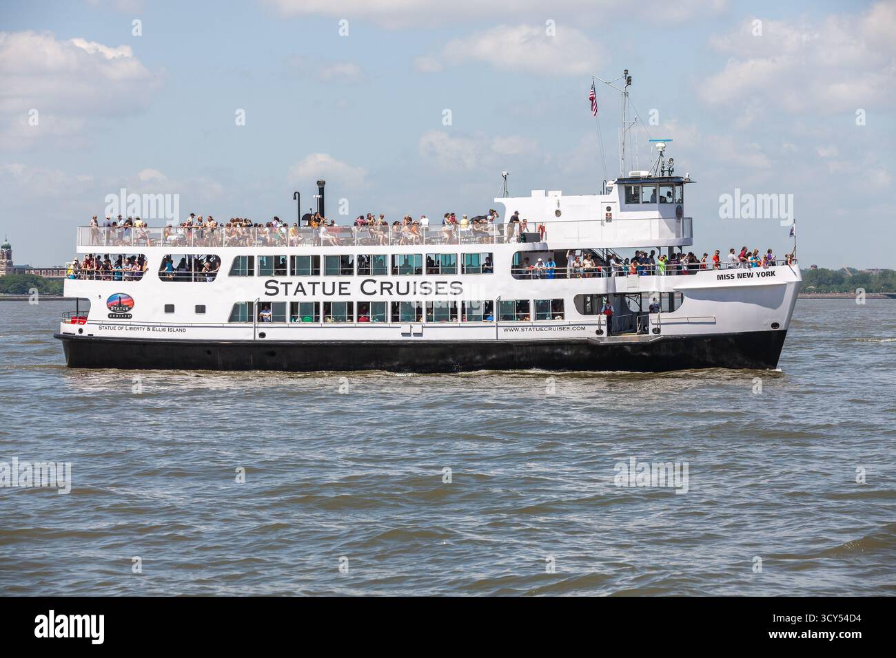 Ferry reliant Mahattan à Statue of Liberty Island Banque D'Images