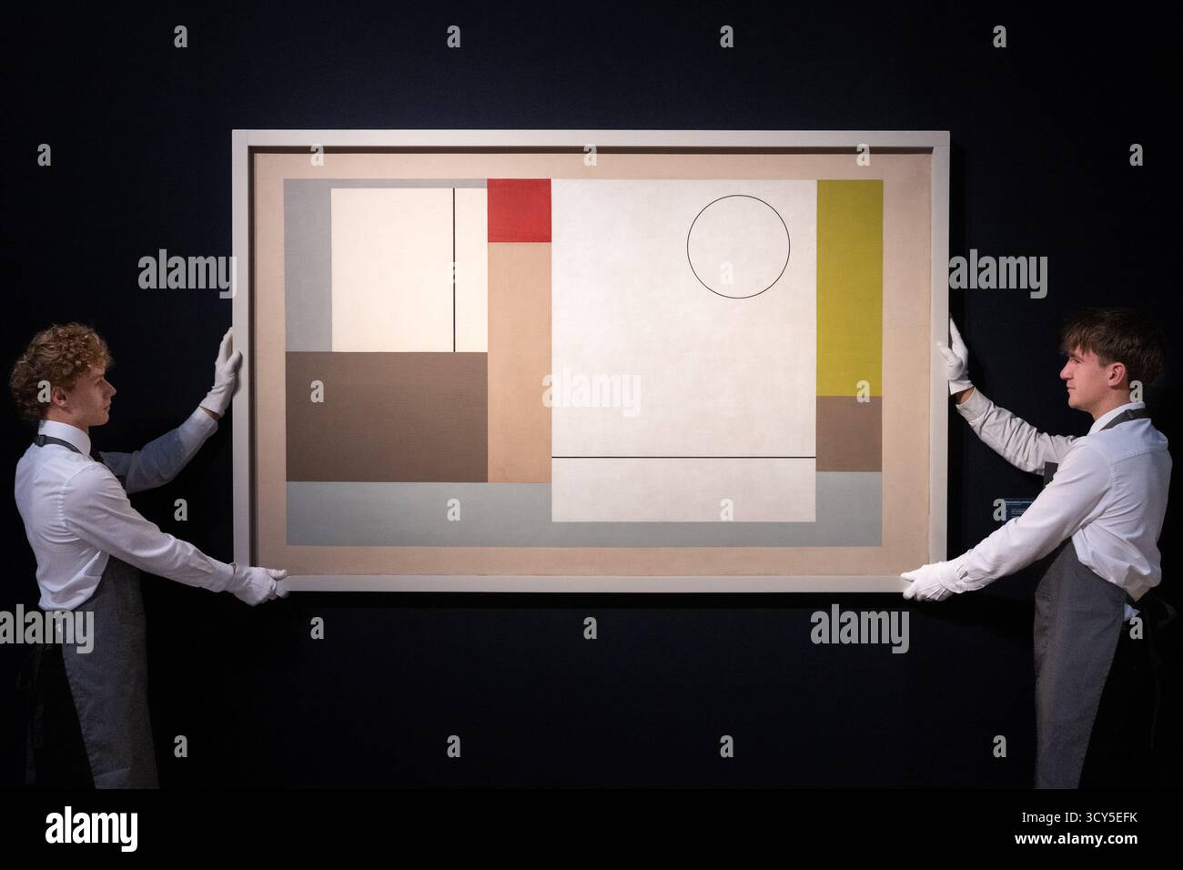 Londres, Angleterre, Royaume-Uni. 17 octobre 2025. Un membre du personnel de Christie's pose avec décembre 1942 '''' avril 1944 (peinture abstraite) de Ben Nicholson lors d'une avant-première pour la Modern British and Irish Art Evening Sale à Londres, Royaume-Uni, le 17 octobre 2025. Le travail est estimé entre 800 000 GBP et 1 200 000 GBP. (Crédit image : © Thomas Krych/ZUMA Press Wire) USAGE ÉDITORIAL SEULEMENT ! Non destiné à UN USAGE commercial ! Banque D'Images