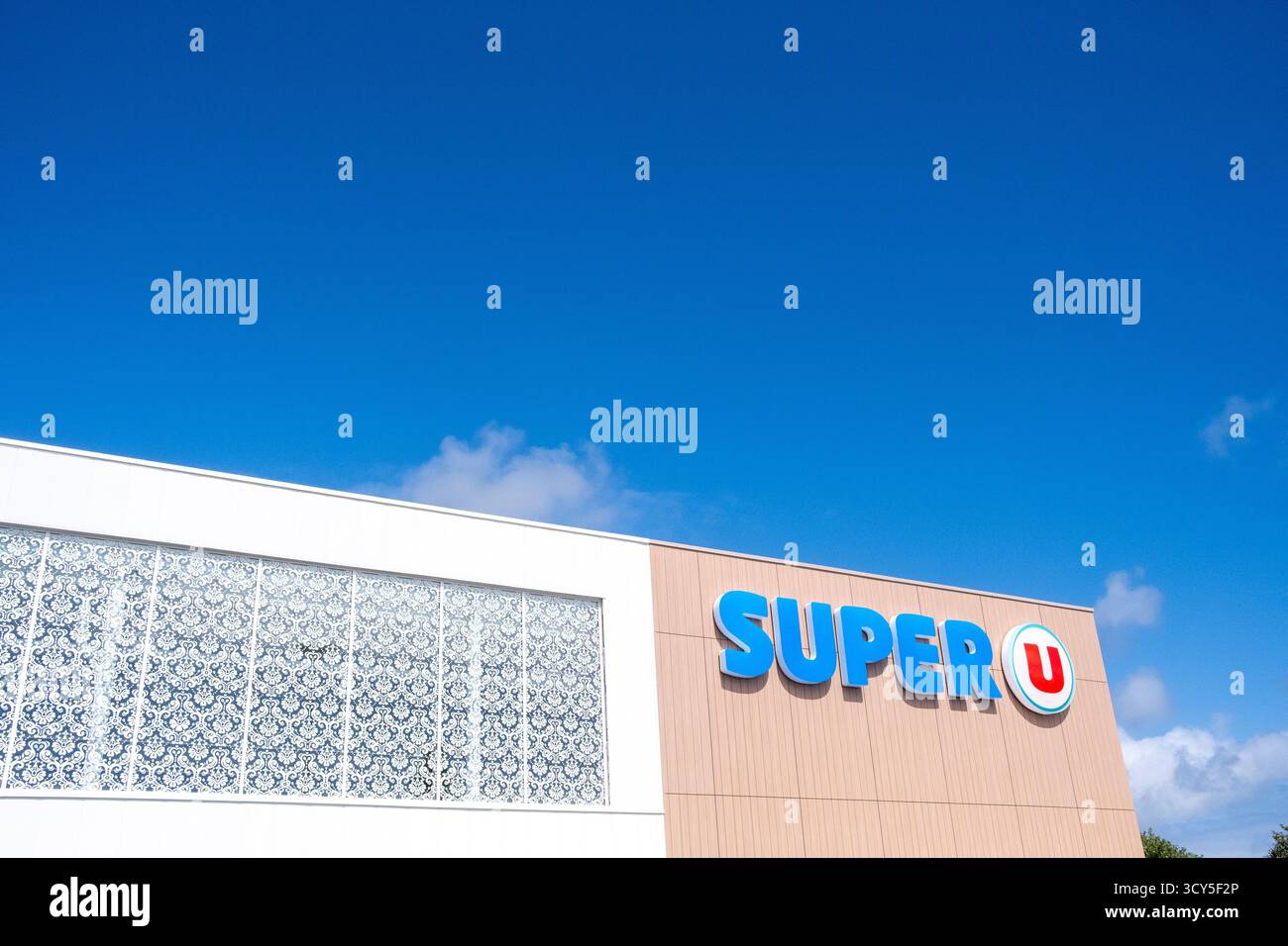 Vue extérieure du supermarché Super U avec un panneau Super U visible à la Trinite sur mer dans le Morbihan en Bretagne en France le 25 2022 juillet. Vue exter Banque D'Images