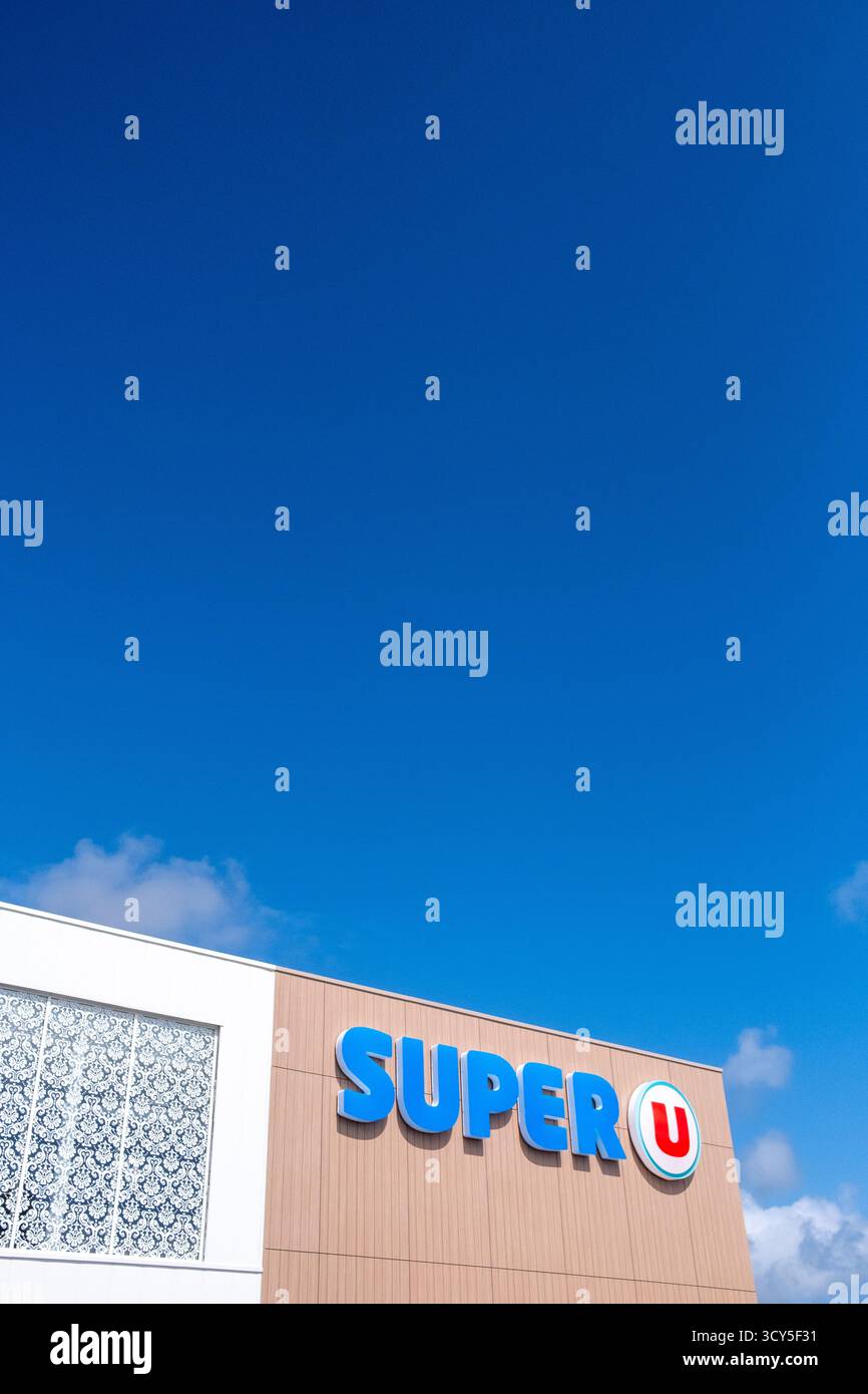 Vue extérieure du supermarché Super U avec un panneau Super U visible à la Trinite sur mer dans le Morbihan en Bretagne en France le 25 2022 juillet. Vue exter Banque D'Images