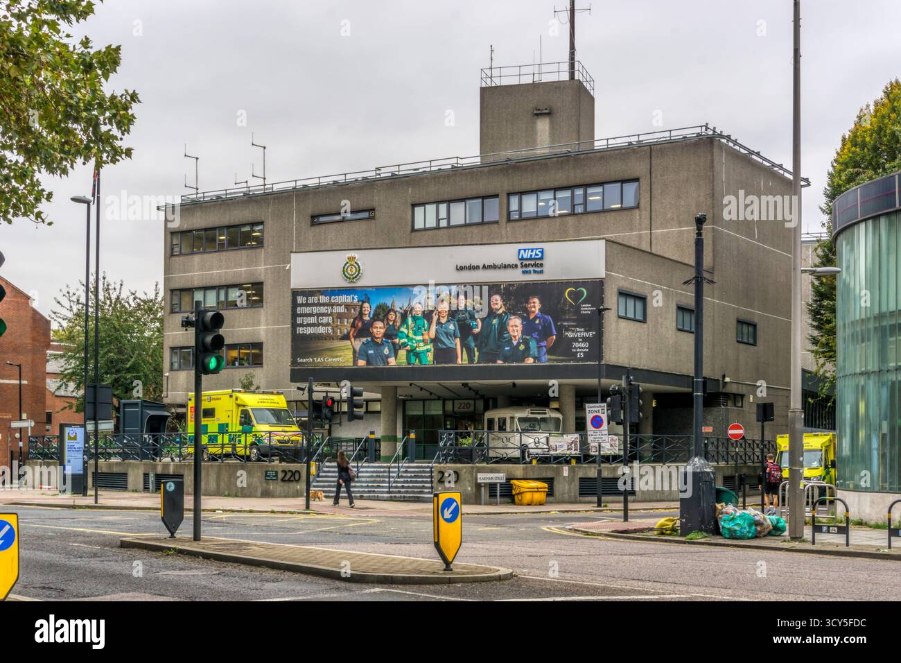 Station d'ambulance du London Ambulance Service NHS Trust à Waterloo Road, au sud de Londres. Le siège du London Ambulance Service Banque D'Images