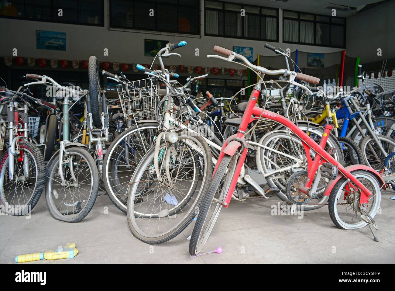 vieux vélos dans la boutique à udon thani thaïlande Banque D'Images