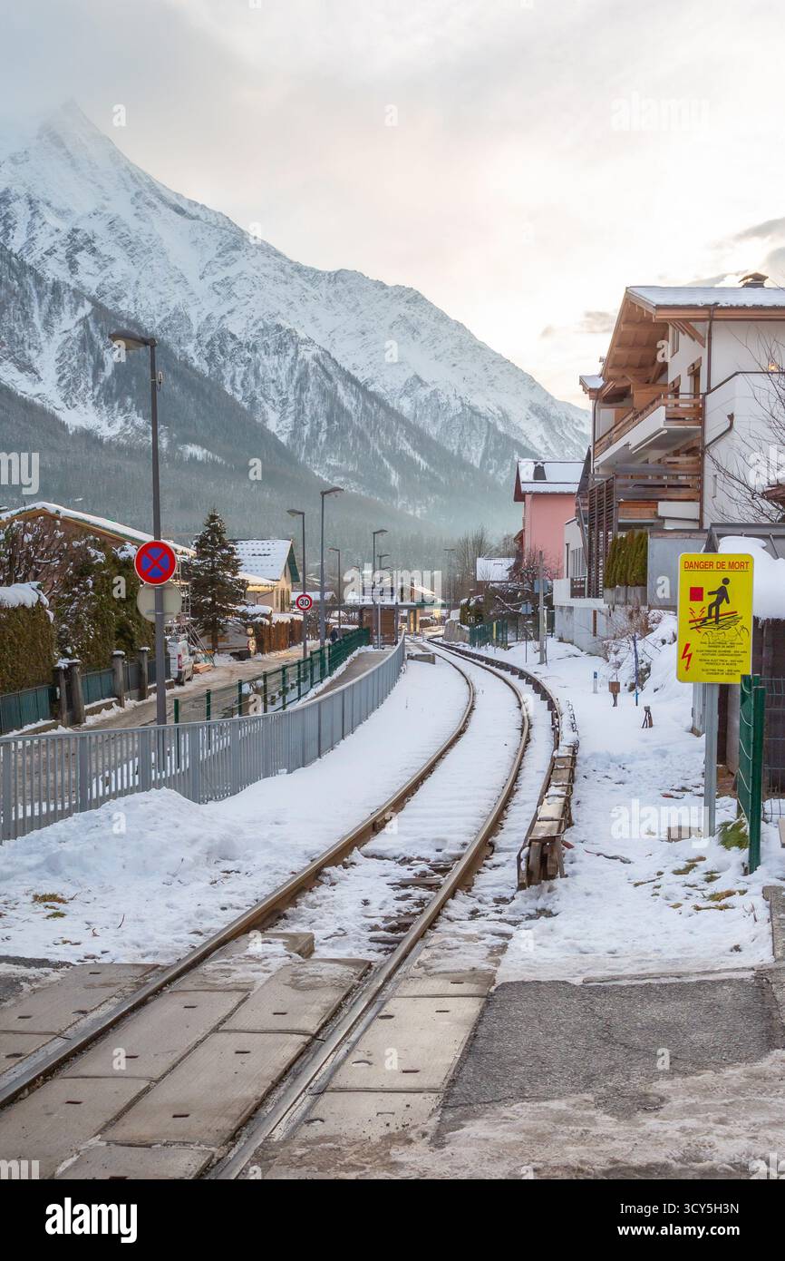 Chamonix, France - le 21 janvier 2015 : Street, les montagnes et les chemins de fer à Chamonix Mont Blanc, célèbre station de ski dans les Alpes françaises, coucher du soleil Banque D'Images