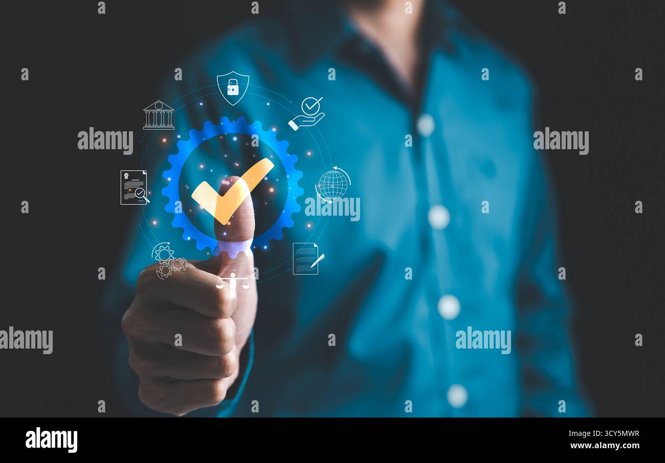 Concept de garantie d'assurance de certification de contrôle de qualité standard. Homme d'affaires touchant la coche approuver le certificat. Assurance qualité QA, qua Banque D'Images