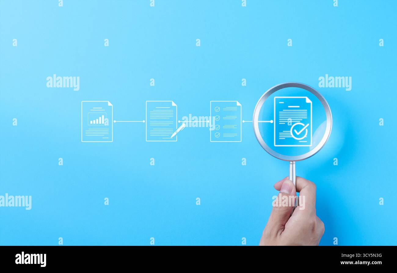 Processus d'examen des documents et concept de contrôle de la qualité. Main tenant la loupe au-dessus d'une icône de document avec liste de contrôle, révision et approbation du document. Banque D'Images