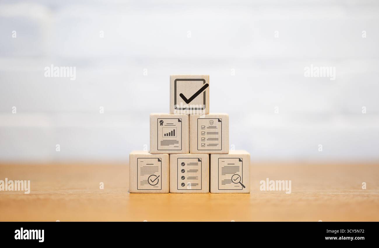 Concept de contrôle qualité des documents. Blocs de bois empilés avec icône marque de signe correct avec approbation sans papier et assurance qualité approuvées. Liste de contrôle d Banque D'Images