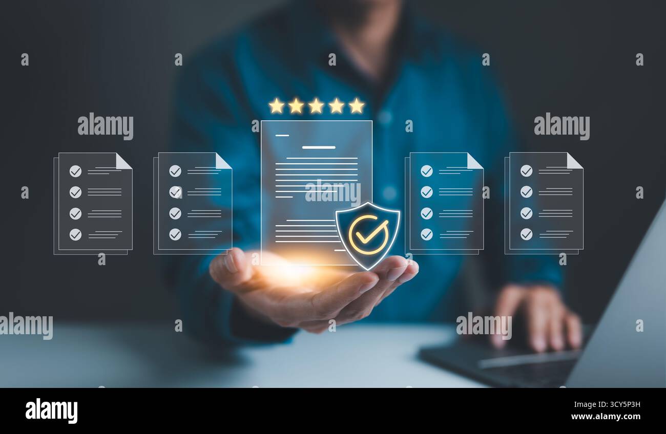 Homme d'affaires détenant la garantie standard d'assurance de certification de contrôle de qualité pour le processus d'automatisation. Gestion de la qualité avec assurance qualité, Qual Banque D'Images