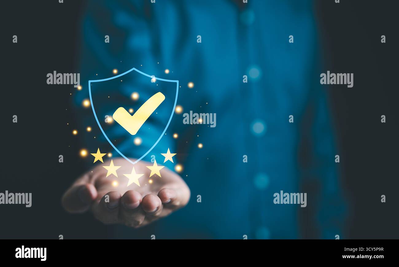 Homme d'affaires détenant la garantie standard d'assurance de certification de contrôle de qualité pour le processus d'automatisation. Gestion de la qualité avec assurance qualité, Banque D'Images
