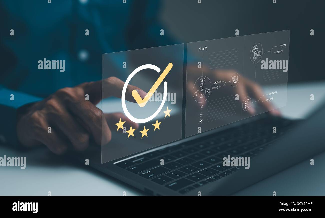 Concept de garantie d'assurance de certification de contrôle de qualité standard. Personne d'affaires travaillant avec un ordinateur portable et approuvant le certificat. Assurance qualité AQ, Banque D'Images