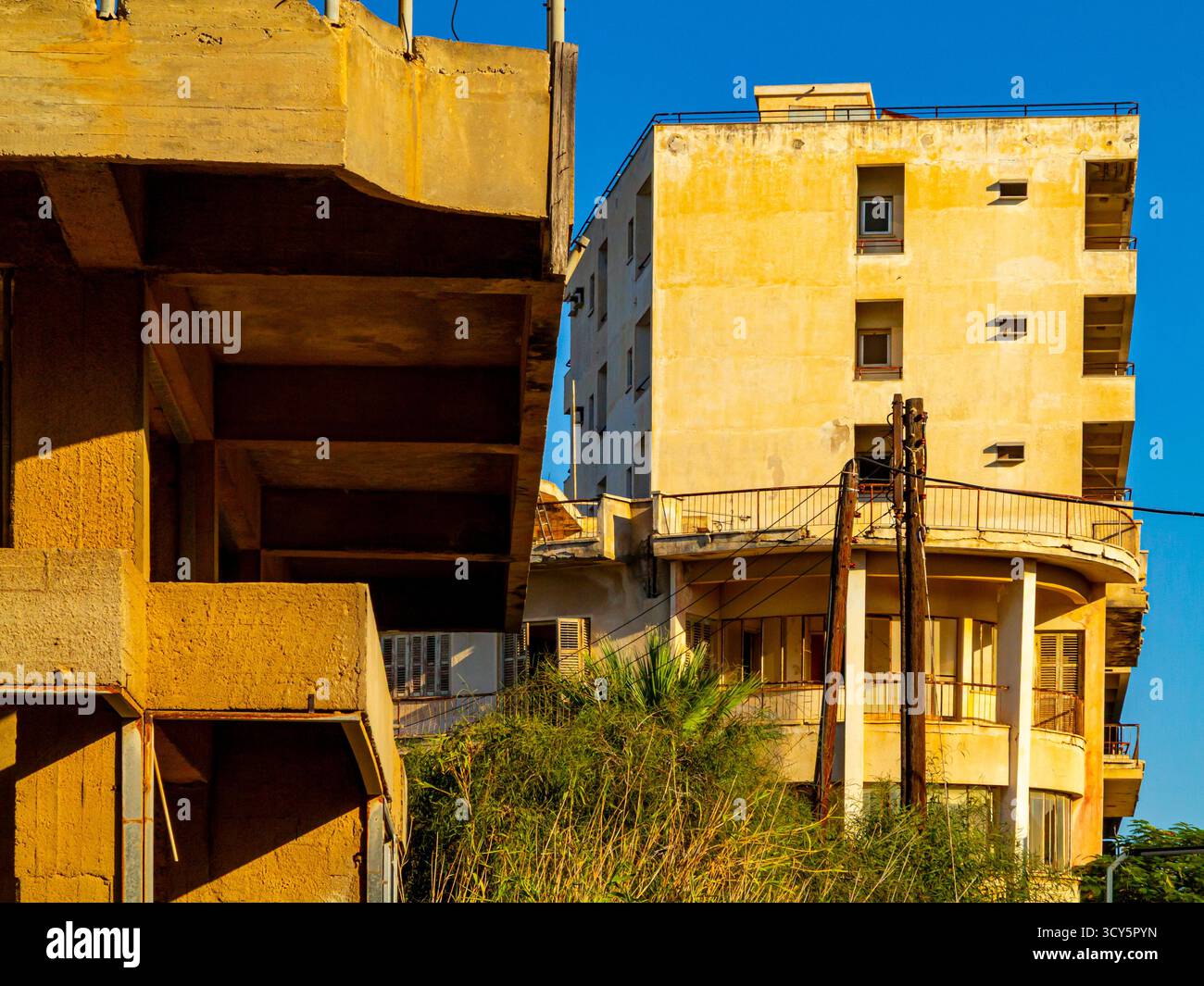 Bâtiments abandonnés à Varosha une station touristique de Famagouste contrôlée par la République turque de Chypre du Nord depuis l'invasion turque de 1974 Banque D'Images