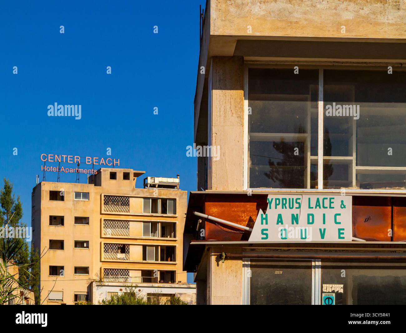 Bâtiments abandonnés à Varosha une station touristique de Famagouste contrôlée par la République turque de Chypre du Nord depuis l'invasion turque de 1974 Banque D'Images