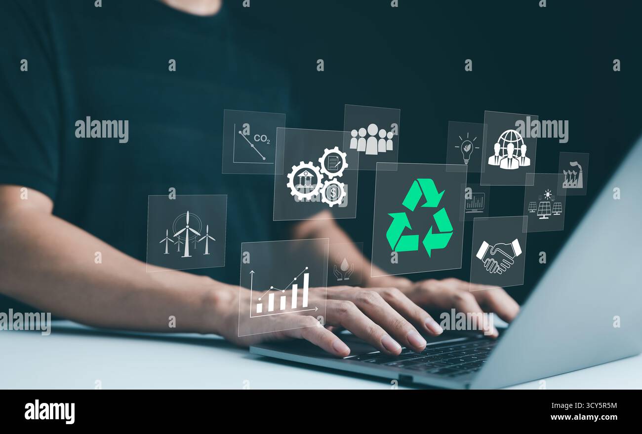 Concept de planification du développement durable. Personne utilisant un ordinateur portable avec des icônes virtuelles liées au recyclage, aux énergies renouvelables et à l'environnement Banque D'Images