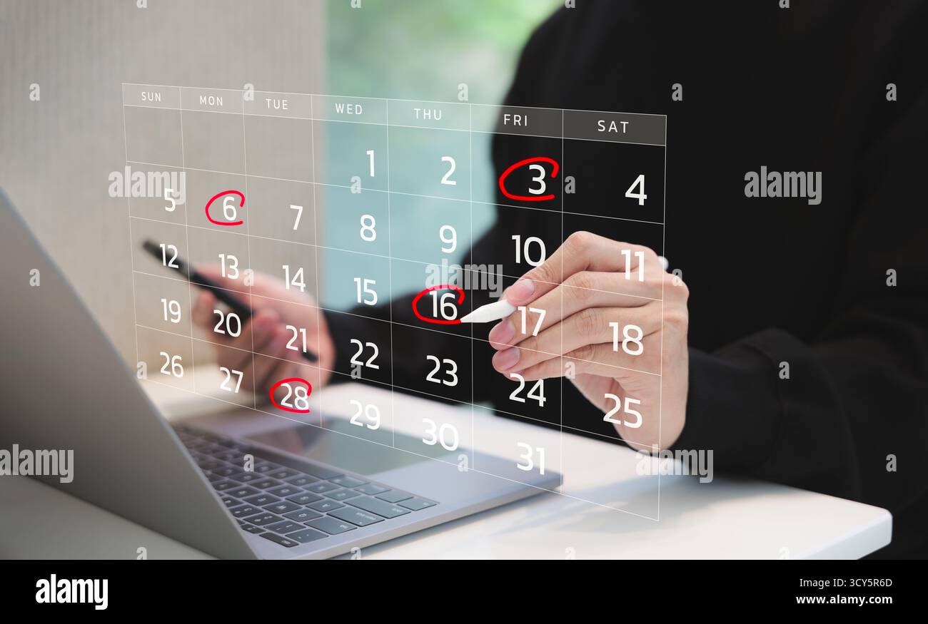 Calendrier calendrier calendrier rendez-vous concept de calendrier de réunion. Homme utilisant le calendrier numérique sur ordinateur portable pour organiser les horaires et les dates importantes. Planification Banque D'Images