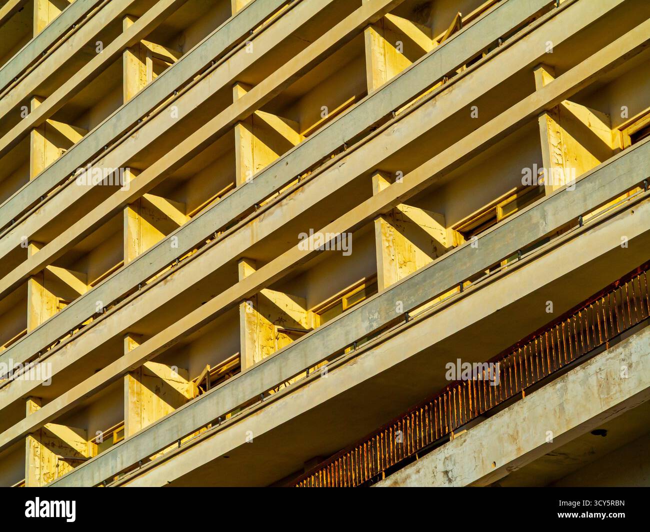 Bâtiments abandonnés à Varosha une station touristique de Famagouste contrôlée par la République turque de Chypre du Nord depuis l'invasion turque de 1974 Banque D'Images