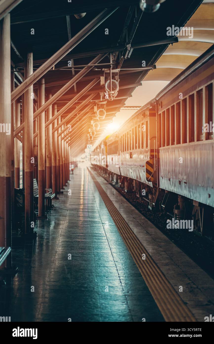 Station de chemin de fer vintage Hua Lamphong avec des trains rétro classiques et un wagon à Bangkok, centre historique de transport ferroviaire thaïlandais à l'ancienne, voyage rétro Banque D'Images