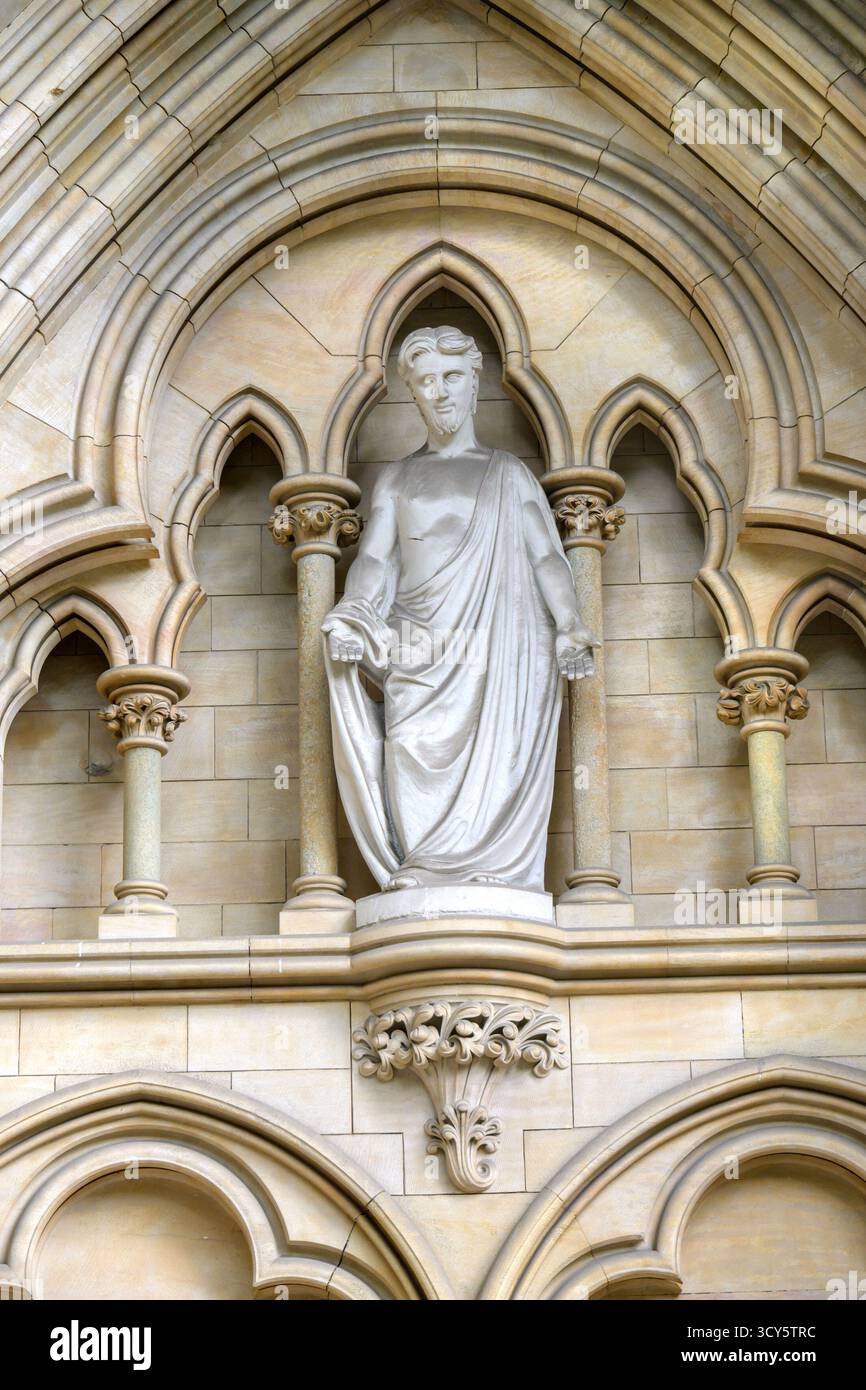 Londres, Royaume-Uni. Cathédrale de Southwark. Statue au-dessus de la porte sud : Christ en Ascension. Conçu, sculpté et installé par Kim Meredew. Pierre de Portland. Banque D'Images