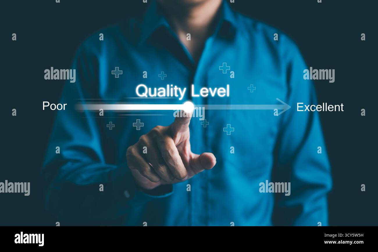 Concept d'ajustement du niveau de qualité de médiocre à excellente. Un homme d'affaires ajuste un curseur de niveau de qualité virtuel, symbolisant l'amélioration Banque D'Images