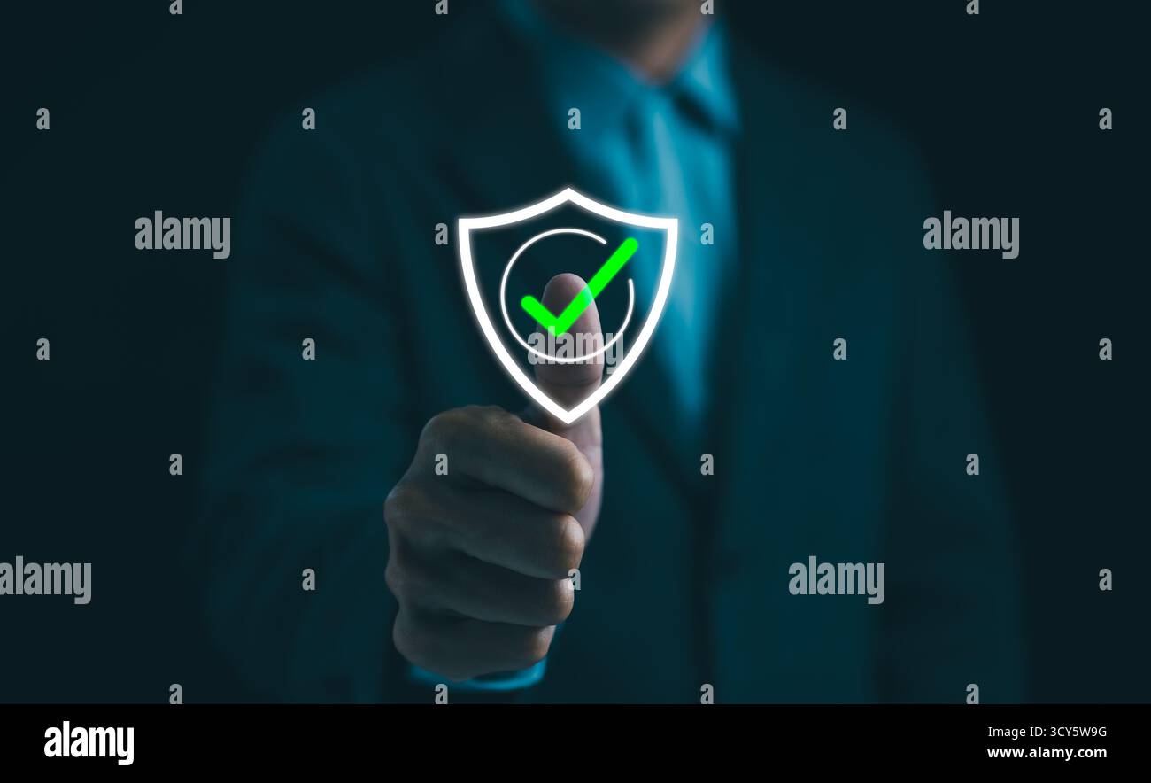 Homme d'affaires touchant la garantie d'assurance de certification de contrôle de qualité standard pour le processus d'automatisation. Gestion de la qualité avec assurance qualité, Banque D'Images