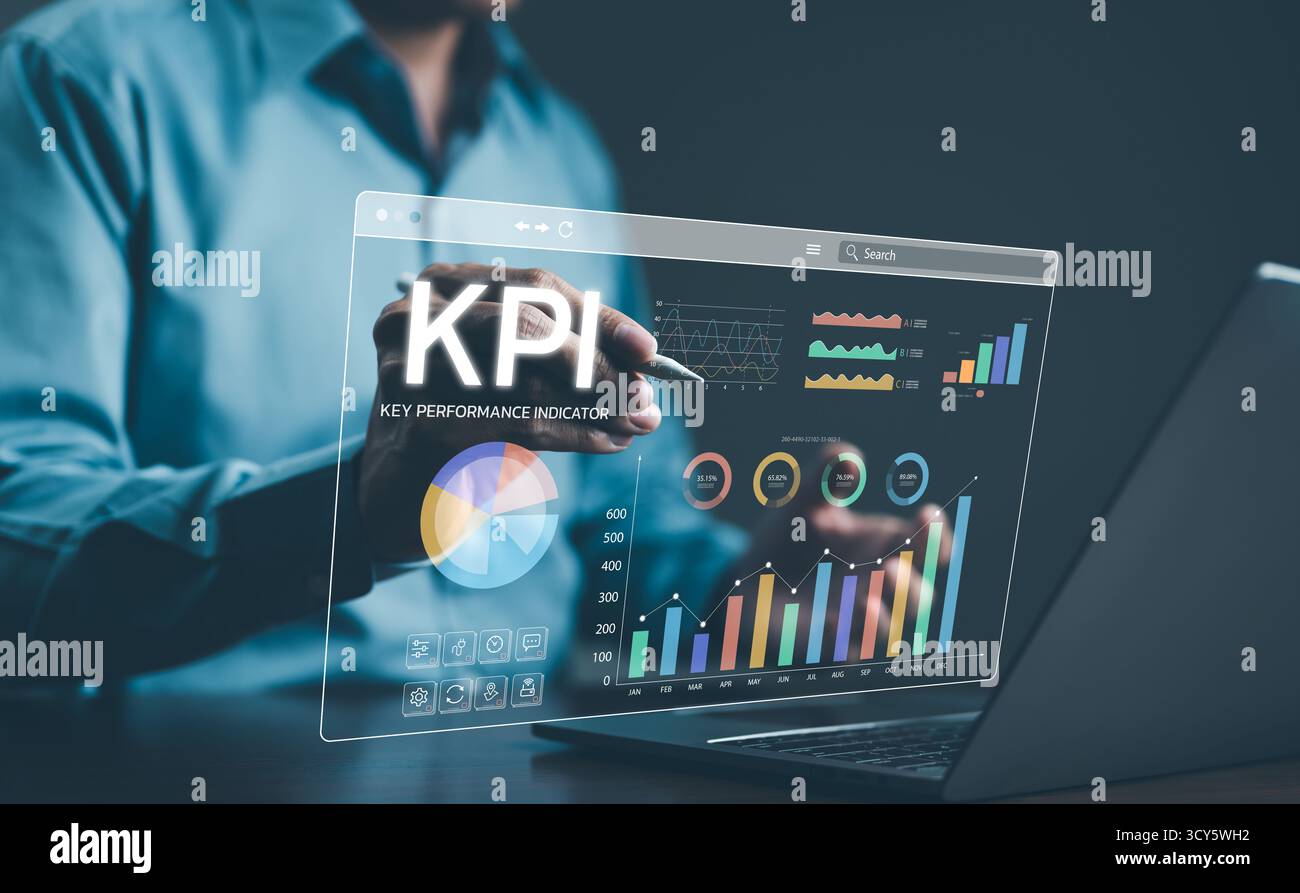 Analyse des indicateurs de performance clés. Homme d'affaires utilisant l'écran numérique pour analyser les indicateurs de performance clés (KPI) avec divers graphiques et graphiques, Banque D'Images
