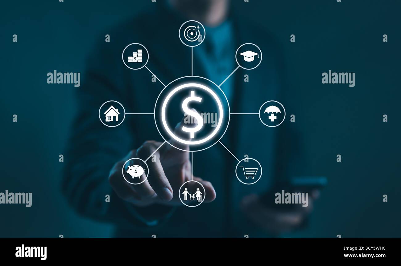 Concept de gestion de l'argent et de planification financière. Homme d'affaires avec des icônes d'interface numérique liées à la gestion de l'argent, la planification financière, la budgétisation, Banque D'Images