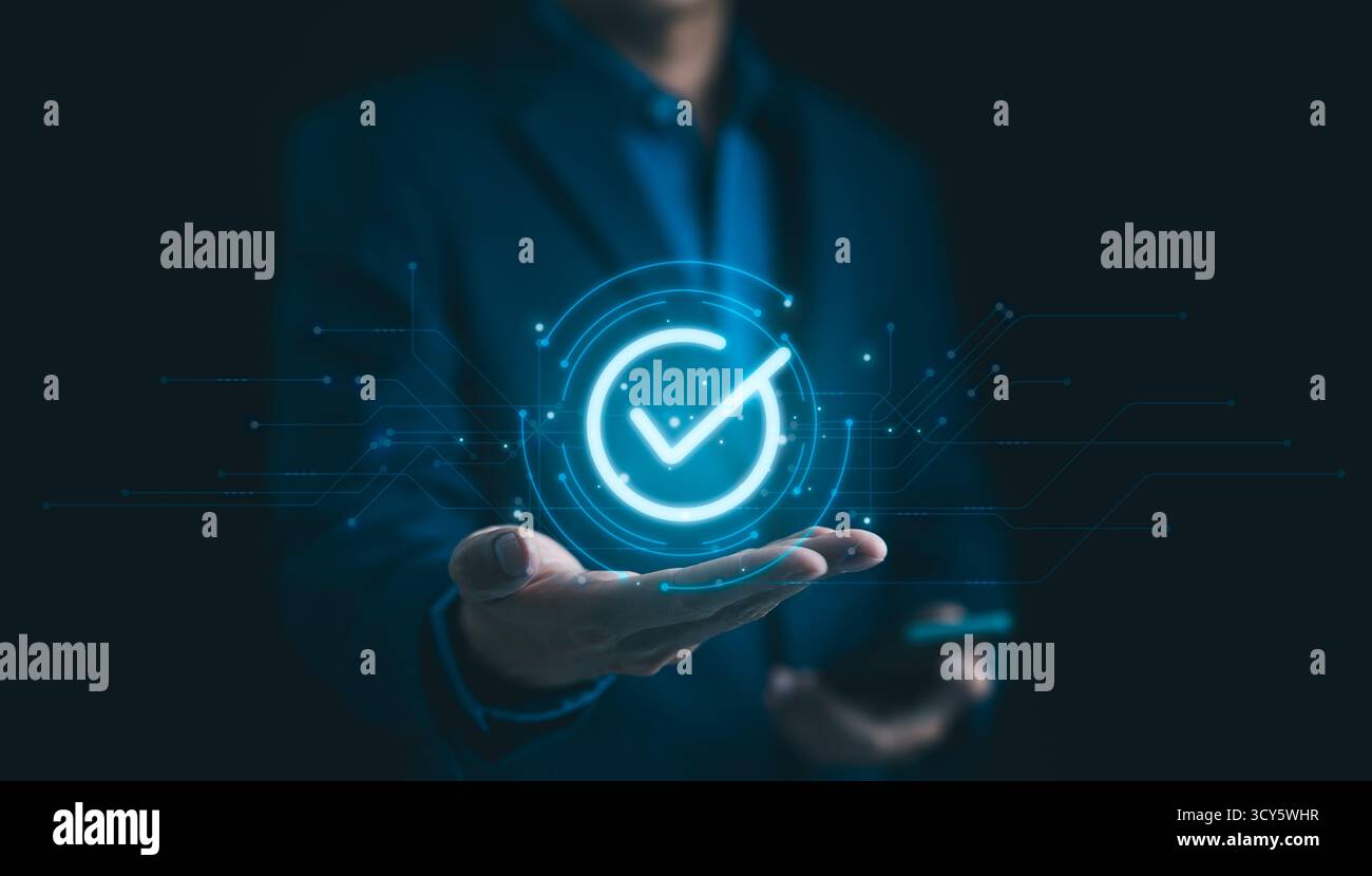 Homme d'affaires tenant l'icône de coche numérique. garantie d'assurance de certification de contrôle qualité standard pour le processus d'automatisation. Gestion de la qualité, Banque D'Images