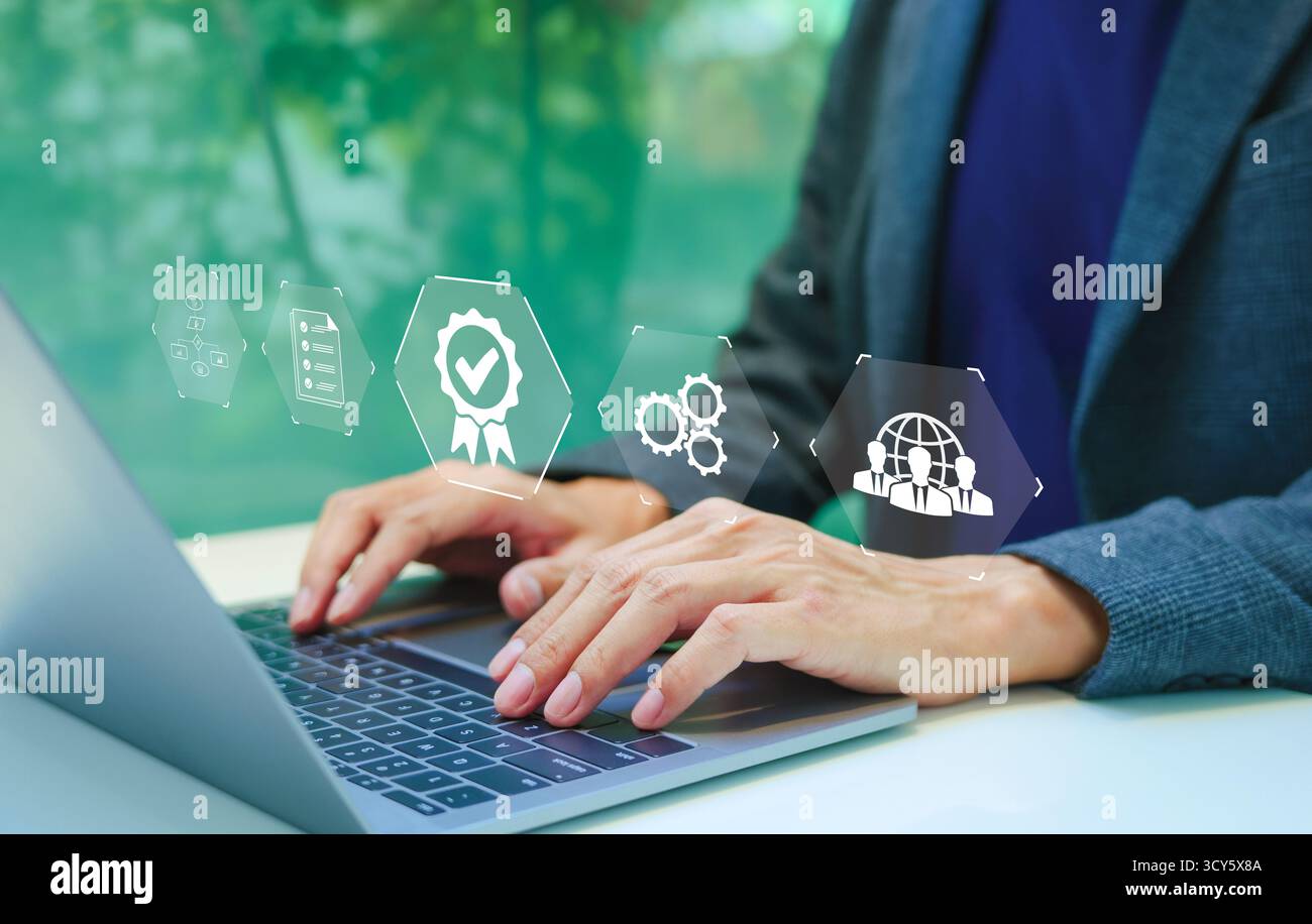 Concept de garantie d'assurance de certification de contrôle de qualité standard. Personne d'affaires travaillant avec un ordinateur portable et approuvant le certificat. Assurance qualité AQ, Banque D'Images