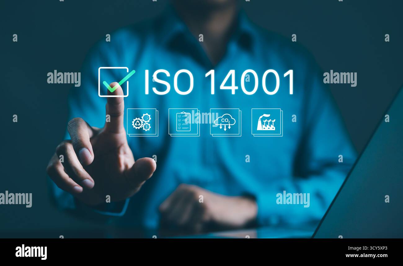 Certification ISO 14001 pour le concept de management environnemental. Homme d'affaires avec des icônes virtuelles représentant la certification ISO 14001, environnementale Banque D'Images