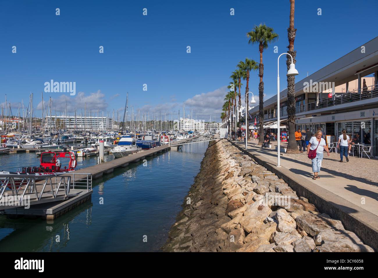 Promenade à Marina de Lagos dans la ville balnéaire de Lagos, Algarve, Portugal. Banque D'Images
