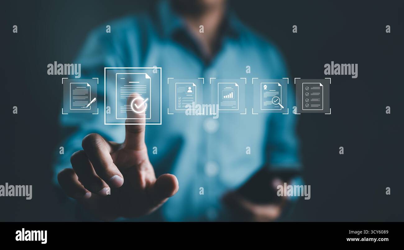 Homme d'affaires touchant la garantie d'assurance de certification de contrôle de qualité standard pour le processus d'automatisation. Gestion de la qualité avec assurance qualité, Banque D'Images