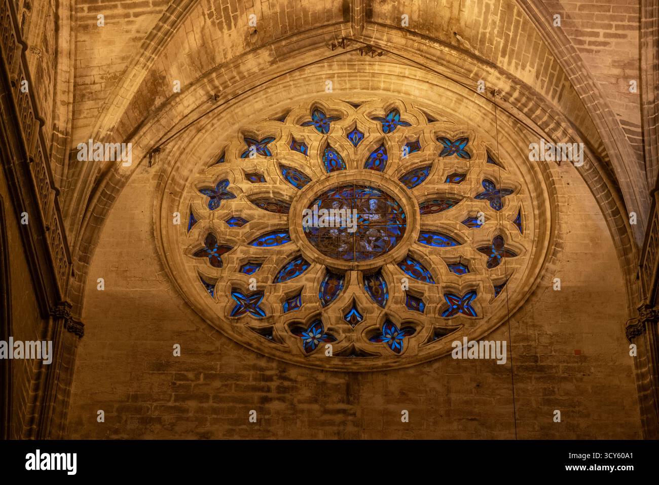 Cathédrale de Séville (Catedral de Sevilla) intérieur avec rosace à Séville, Andalousie, Espagne. Banque D'Images