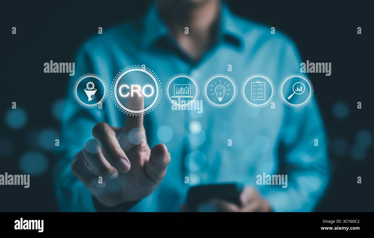 CRC, concept d'optimisation du taux de conversion. Homme d'affaires pointant sur CRO, d'autres icônes comprennent des graphiques, une liste de contrôle et une loupe, Banque D'Images