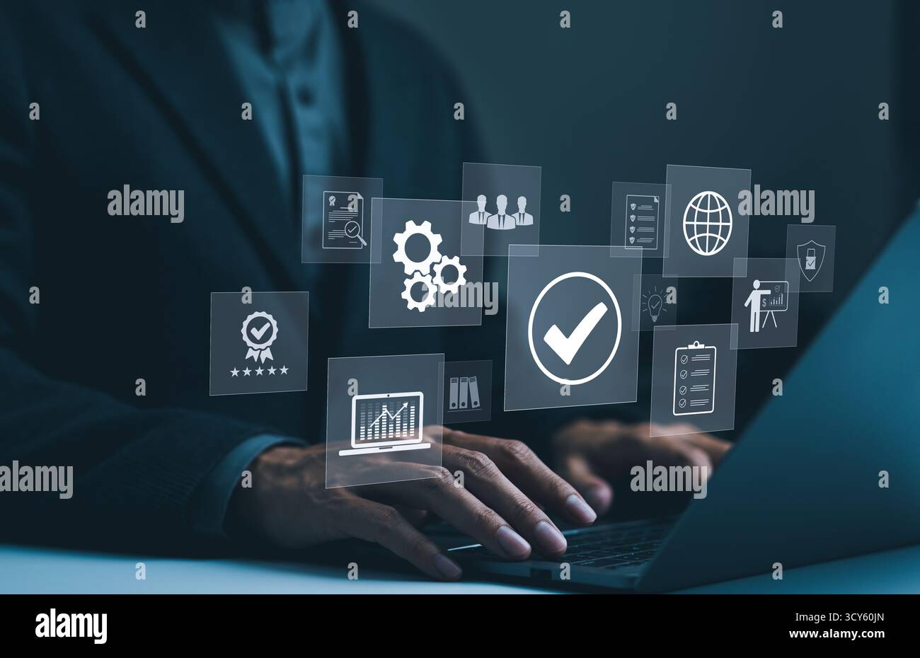 Concept de garantie d'assurance de certification de contrôle de qualité standard. Homme d'affaires travaillant avec un ordinateur portable et approuvant le certificat. Assurance qualité AQ, Banque D'Images