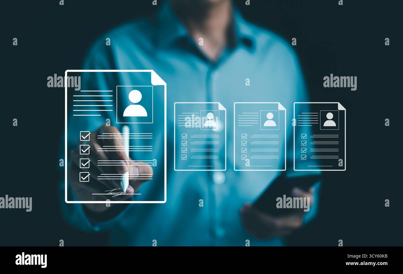 RH, concept de ressources humaines. homme d'affaires signant un e-document formulaire d'évaluation des employés en ligne pour le recrutement des employés ou passer le test d'évaluation de l'emploi Banque D'Images