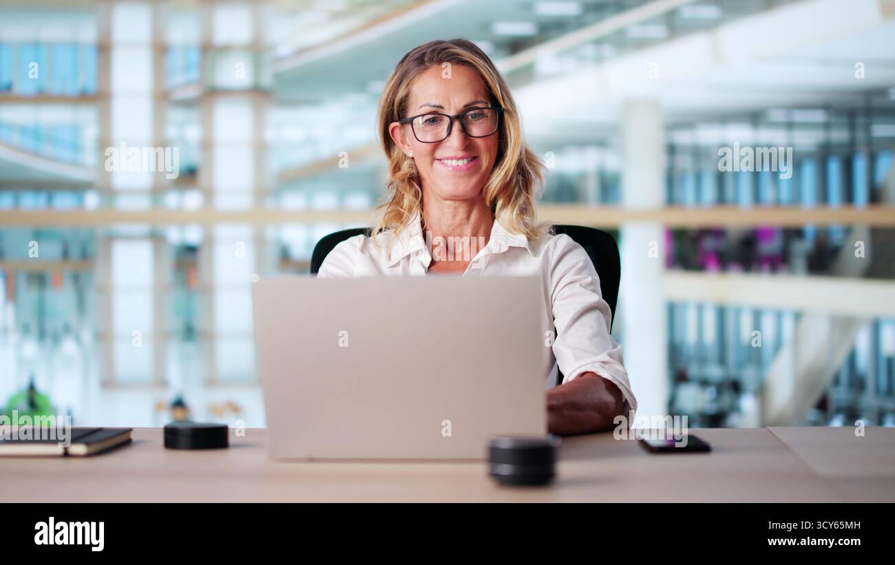 Session de bureau : femme participant à un webinaire en ligne sur ordinateur portable Banque D'Images