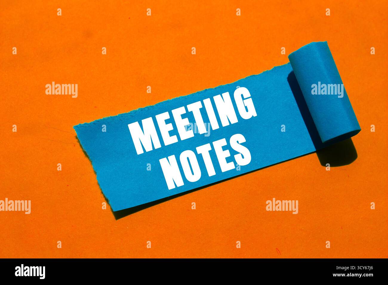 Message de notes de réunion écrit sur fond de papier déchiré déchiré. Symbole Notes de réunion conceptuelles. Copier l'espace. Banque D'Images