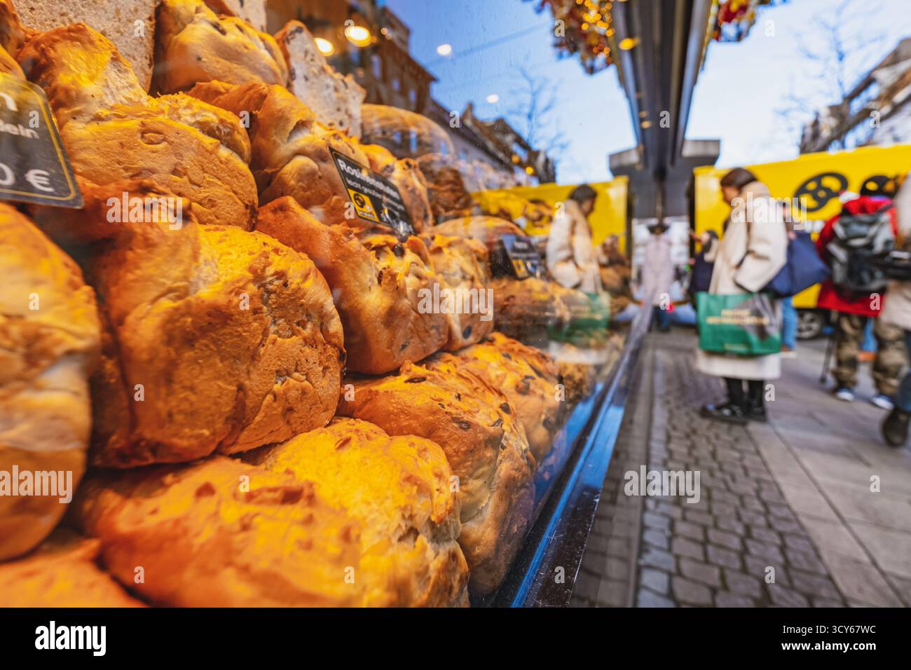 Vitrine d'une boulangerie Hinkel montrée avec un type de pain différent et des clients en attente en arrière-plan Banque D'Images