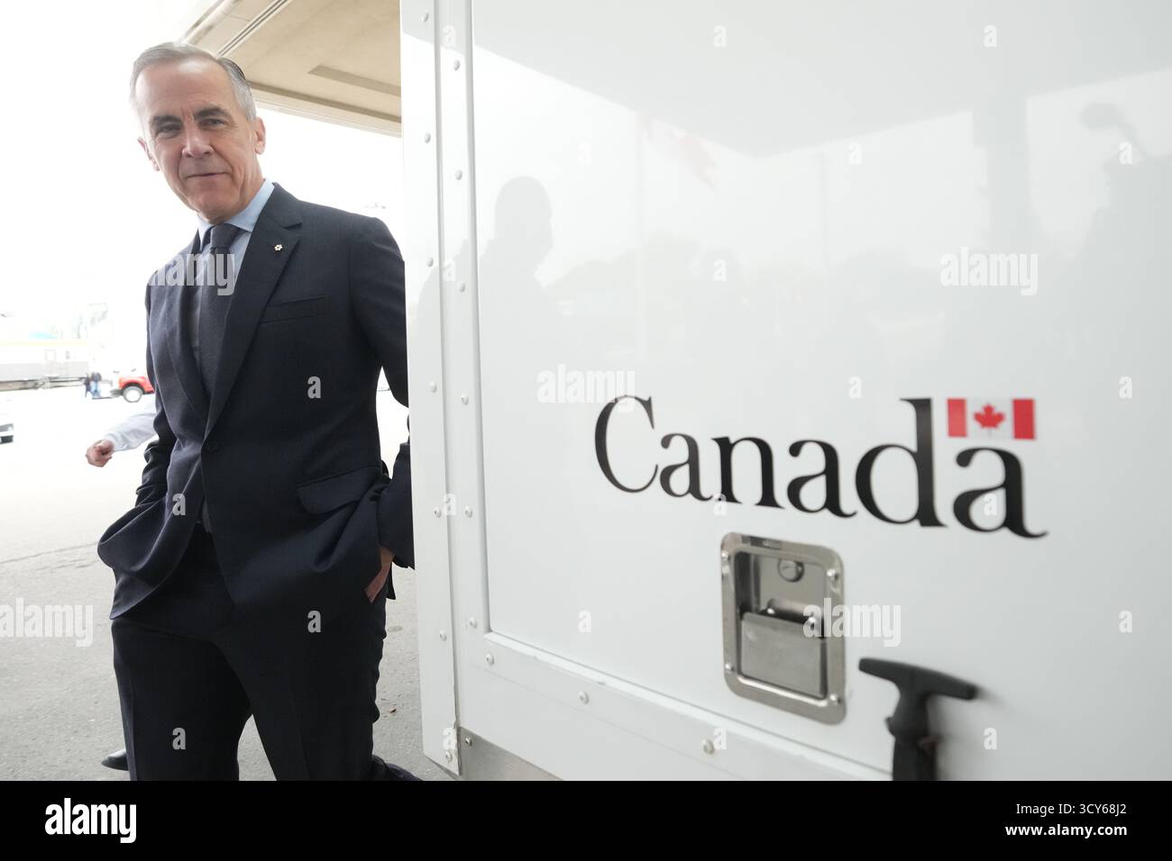 Chutes du Niagara, Canada. 17 octobre 2025. Le premier ministre Mark Carney se promène à bord d’un véhicule de l’Agence des services frontaliers du Canada au poste frontalier du pont Rainbow à Niagara Falls, Ontario, le vendredi 17 octobre 2025. Crédit : la presse canadienne/Alamy Live News Banque D'Images