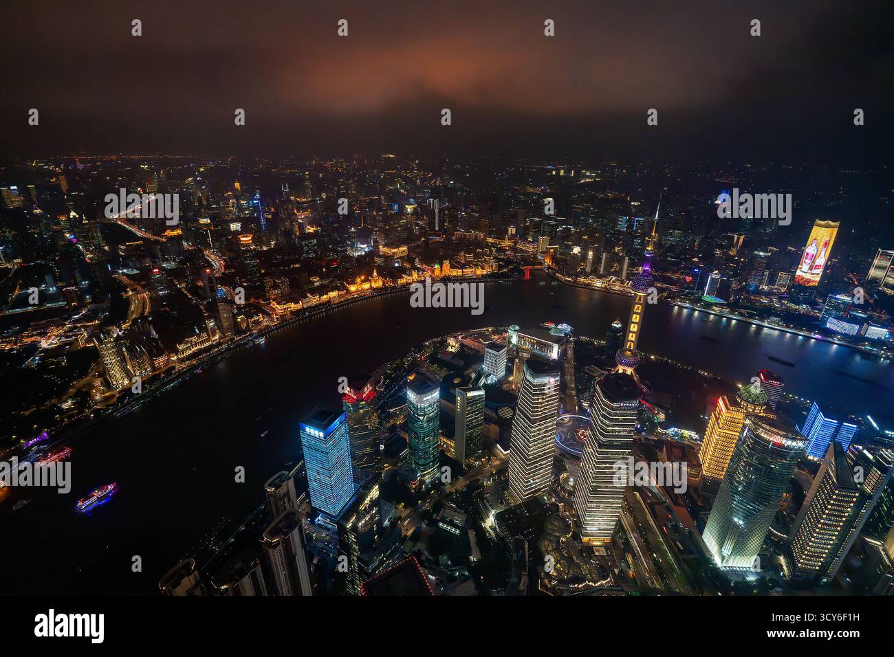 Vue aérienne sur le Bund, la rivière Huangpu et le quartier financier de Lujiazui avec des gratte-ciel illuminés, à Pudong à la ville Shanghai la nuit, Chine Banque D'Images