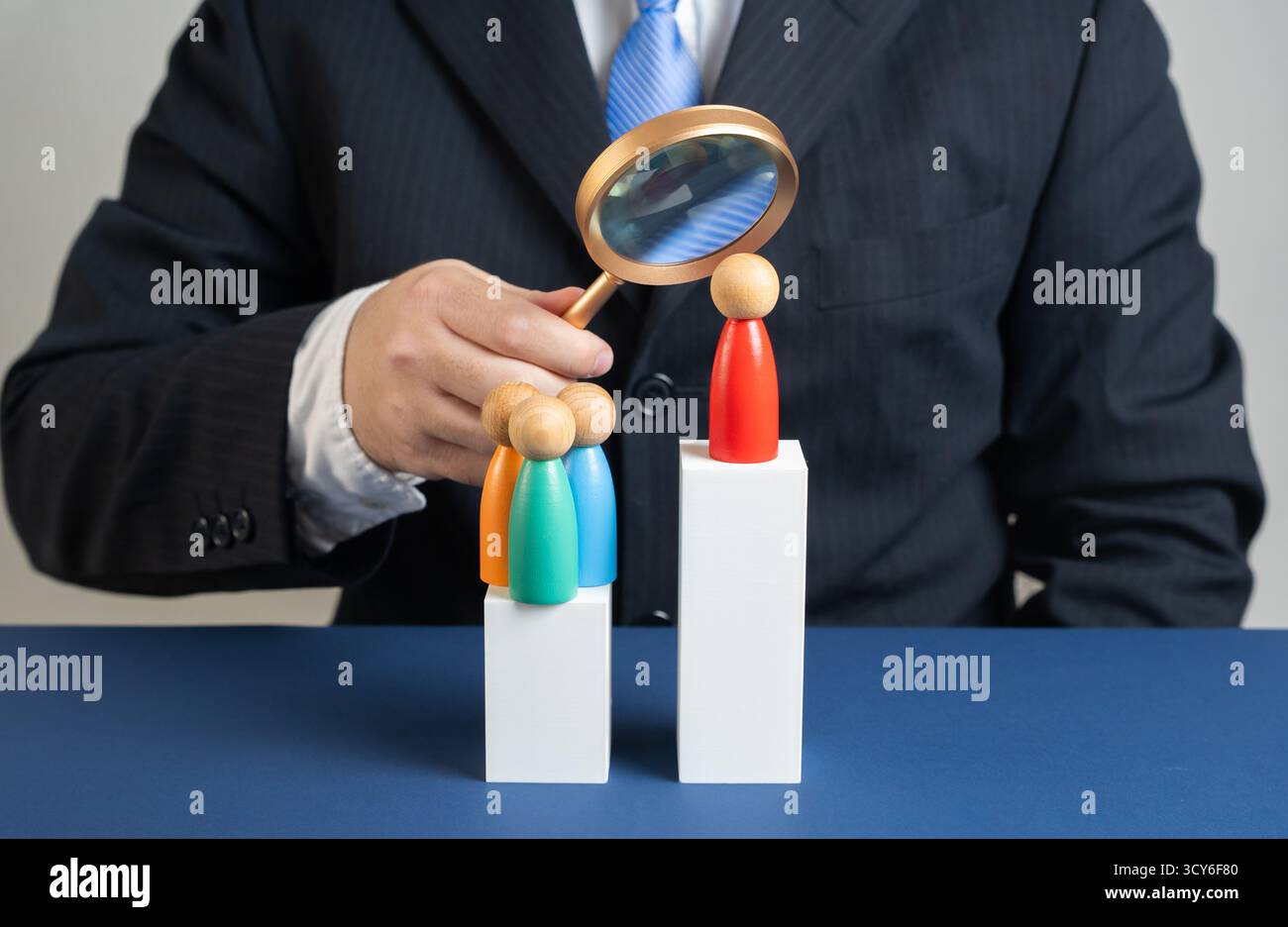 Népotisme et concurrence déloyale. Inégalité professionnelle et salariale précieuse sur le lieu de travail. Éthique d'entreprise, gestion des ressources humaines et motivation commerciale Banque D'Images