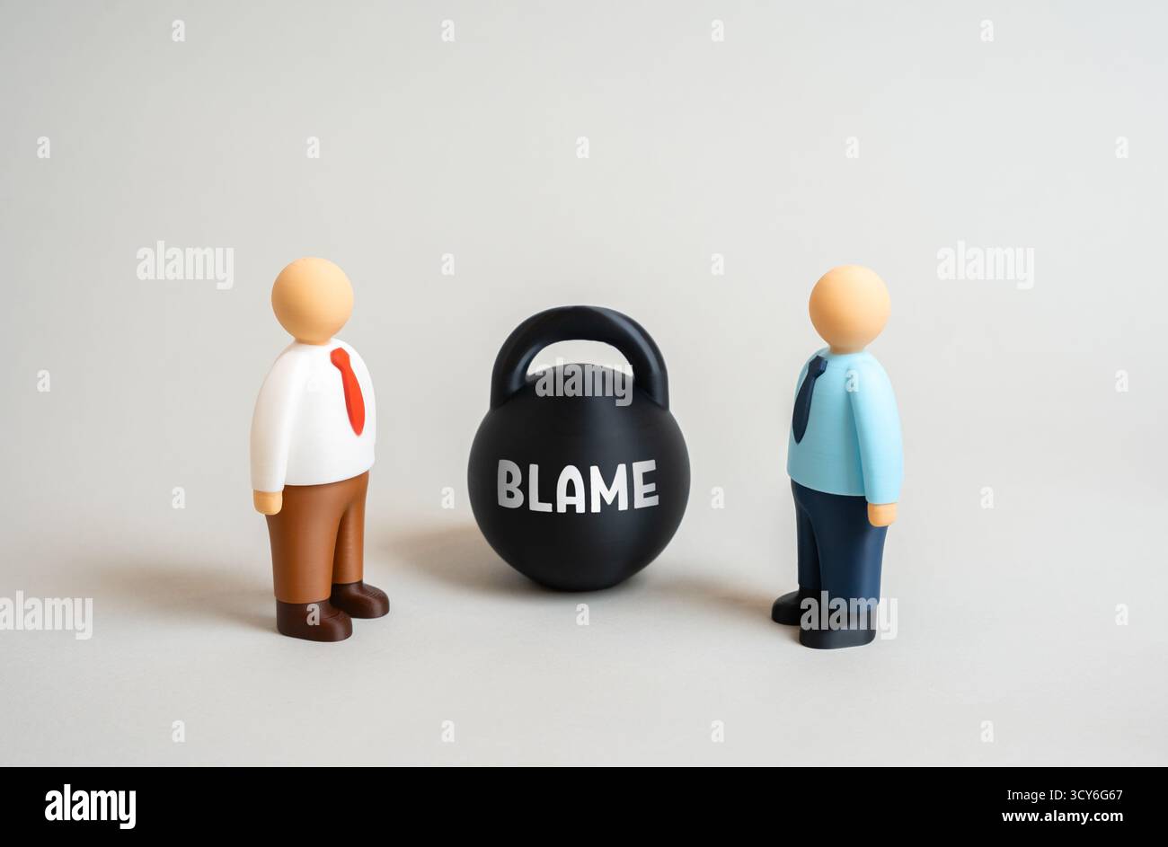 Les employés arrivent en conflit et se blâment mutuellement. Parvenir à un compromis et résoudre la confrontation. RH, psychologie, communication en milieu de travail et confl Banque D'Images