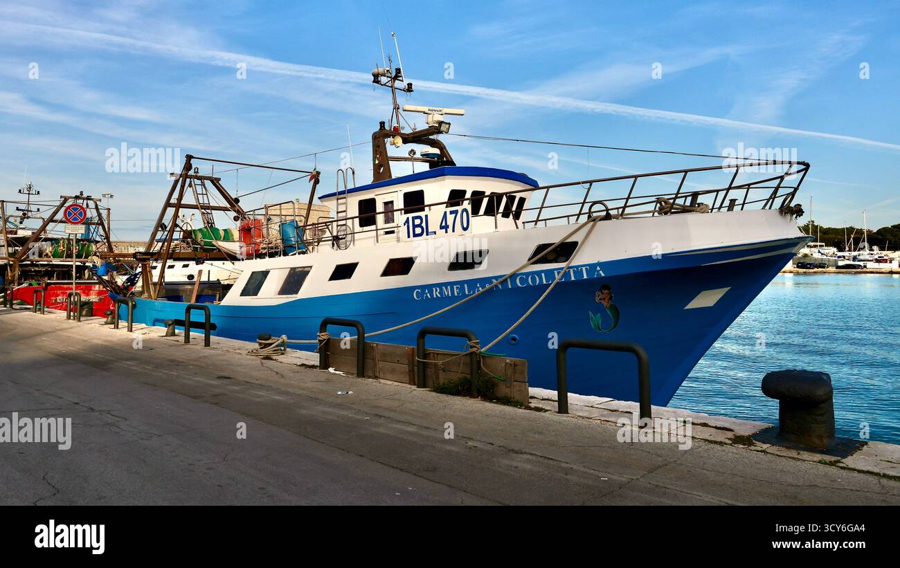 Chalutier de pêche dans le port de Trani, Pouilles, Italie Banque D'Images