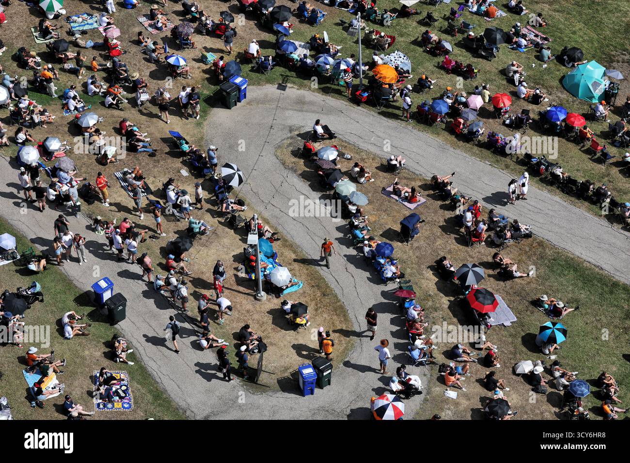 Austin, États-Unis. 17 octobre 2025. Atmosphère du circuit - ventilateurs. 17.10.2025. Formula 1 World Championship, Rd 19, United States Grand Prix, Austin, Texas, USA, Sprint Qualifying Day Credit : James Moy/Alamy Live News Banque D'Images