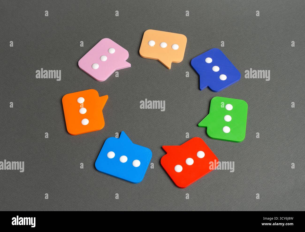 Symboles de commentaire dans un cercle. Rencontrer et discuter des sujets, partager des opinions et des commentaires. Communication, collaboration et discussion publique. Support Banque D'Images