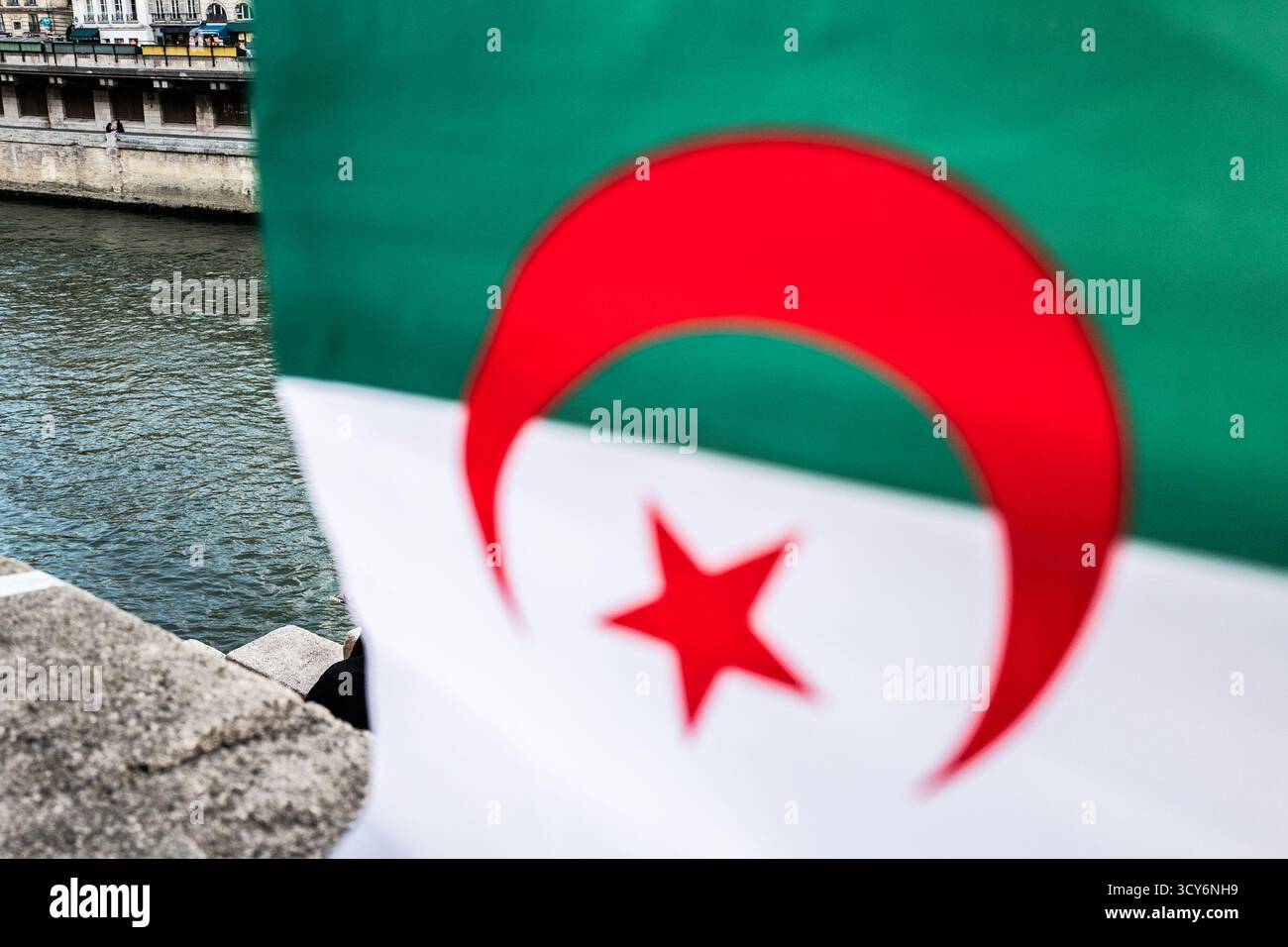 Saint Ouen, Paris, France. 17 octobre 2025. Une centaine de personnes se sont rassemblées sur le pont Saint-Michel. Le 17 octobre 1961, en pleine guerre d’Algérie, des Algériens ont manifesté pacifiquement à Paris contre le couvre-feu décrété par le préfet de police Maurice Papon. Cette manifestation, organisée à l’appel du FLN, a été violemment réprimée : entre des dizaines et des centaines de morts. (Crédit image : © Sadak Souici/ZUMA Press Wire) USAGE ÉDITORIAL SEULEMENT ! Non destiné à UN USAGE commercial ! Banque D'Images