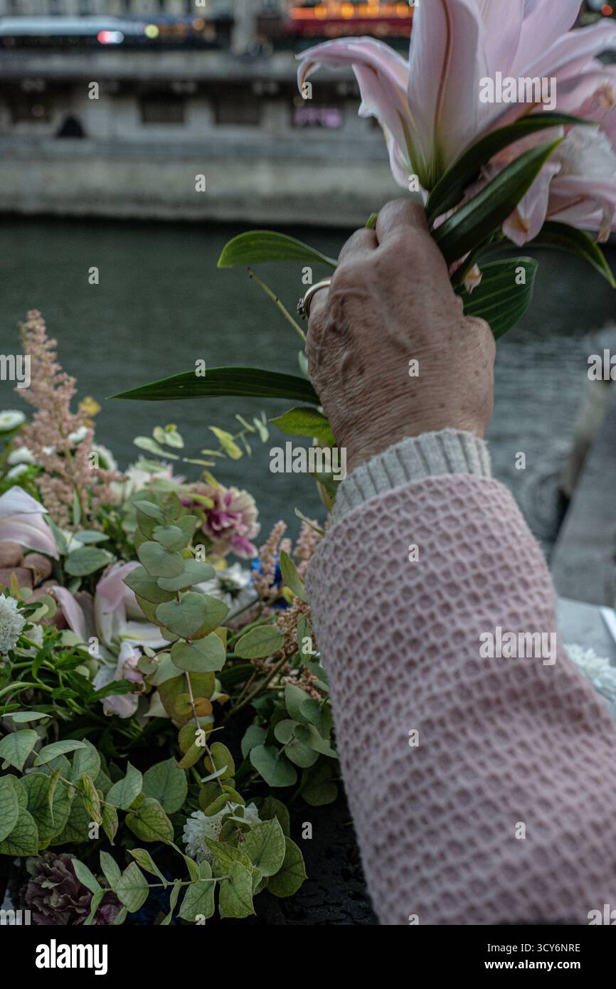 Saint Ouen, Paris, France. 17 octobre 2025. Une centaine de personnes se sont rassemblées sur le pont Saint-Michel. Le 17 octobre 1961, en pleine guerre d’Algérie, des Algériens ont manifesté pacifiquement à Paris contre le couvre-feu décrété par le préfet de police Maurice Papon. Cette manifestation, organisée à l’appel du FLN, a été violemment réprimée : entre des dizaines et des centaines de morts. (Crédit image : © Sadak Souici/ZUMA Press Wire) USAGE ÉDITORIAL SEULEMENT ! Non destiné à UN USAGE commercial ! Banque D'Images