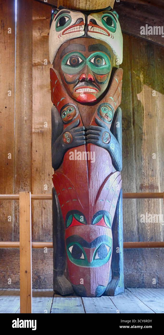 SITKA, ALASKA - 27 juin 2024 - mât totémique en bois vibrant affichant le patrimoine artistique traditionnel Tlingit à l'intérieur d'une maison communautaire à Saxman Native Vill Banque D'Images